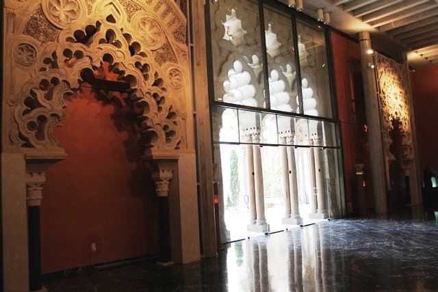 Imágen de los arcos que reclaman desde Madrid, expuestos en el salón San Jorge de la Aljafería de Zaragoza