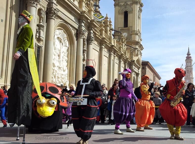 Acompañados de 'bichitos' de lo más colorido...