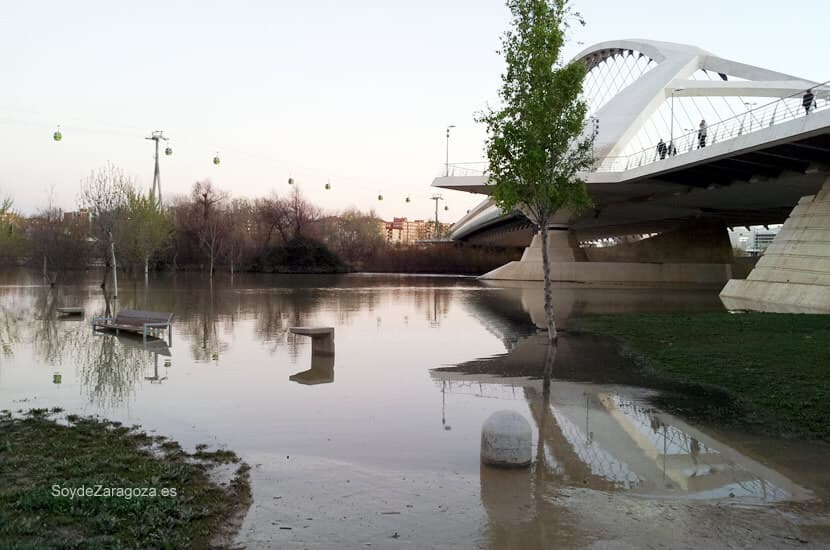 El río ha 'ocupado' muchas zonas verdes de la zona Expo de Zaragoza.