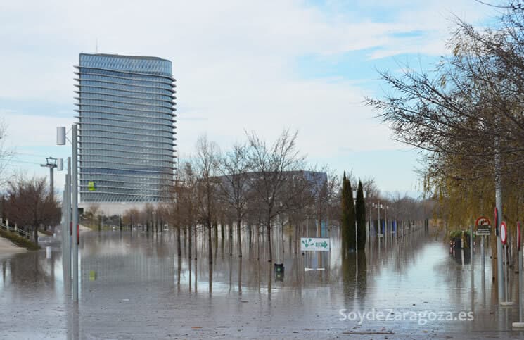 Inundación del Parque del Agua y los aparcamientos del rasto y la Torre del Agua