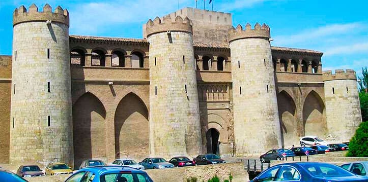 Coches en la Aljafería