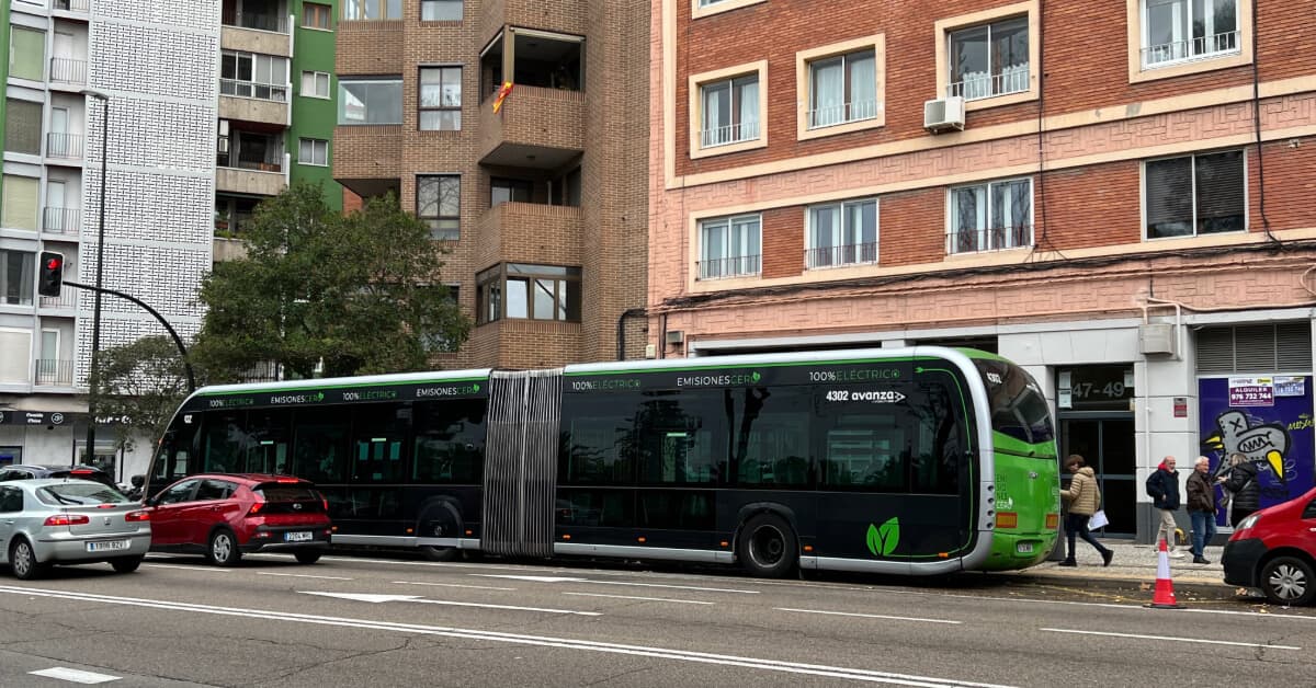Un bus de Avanza Zaragoza lleva dos días sin ser retirado tras avería en una importante avenida