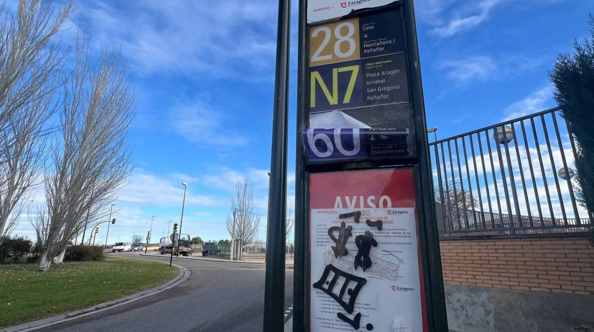 ¿Te están mintiendo en la parada? El caos silencioso del bus en Zaragoza y sus 400 postes abandonados