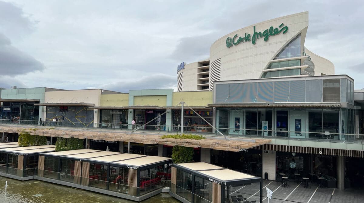 Navidad 2025-2026 en Puerto Venecia: fecha y hora del encendido, días de apertura en festivos y nuevas tiendas