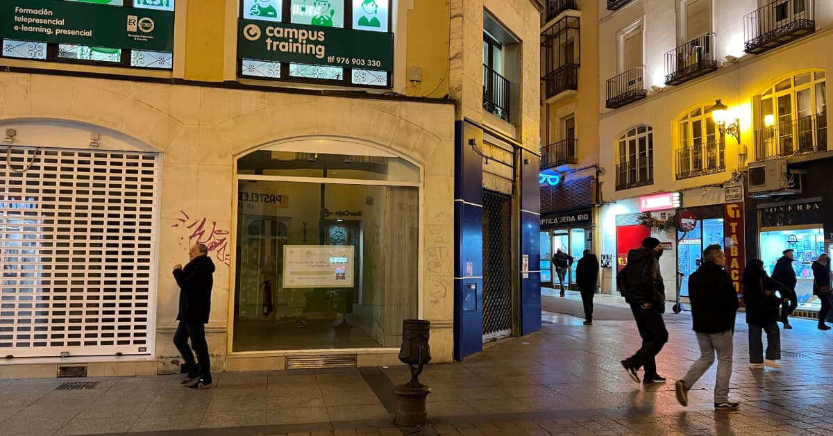 Sorpresa en la calle Alfonso tras la marcha repentina de tres tiendas: «cerrado por causas ajenas a nuestra voluntad»