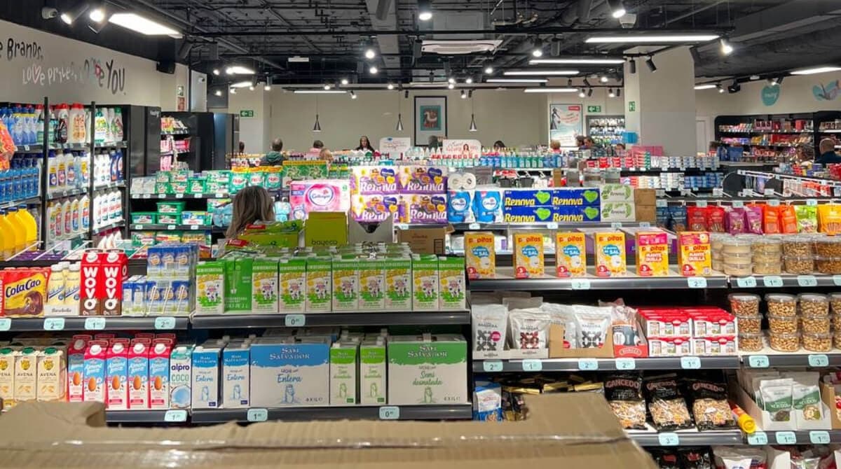 Así es el nuevo supermercado de bajo coste en un sótano: dos cadenas antagónicas se hacen competencia