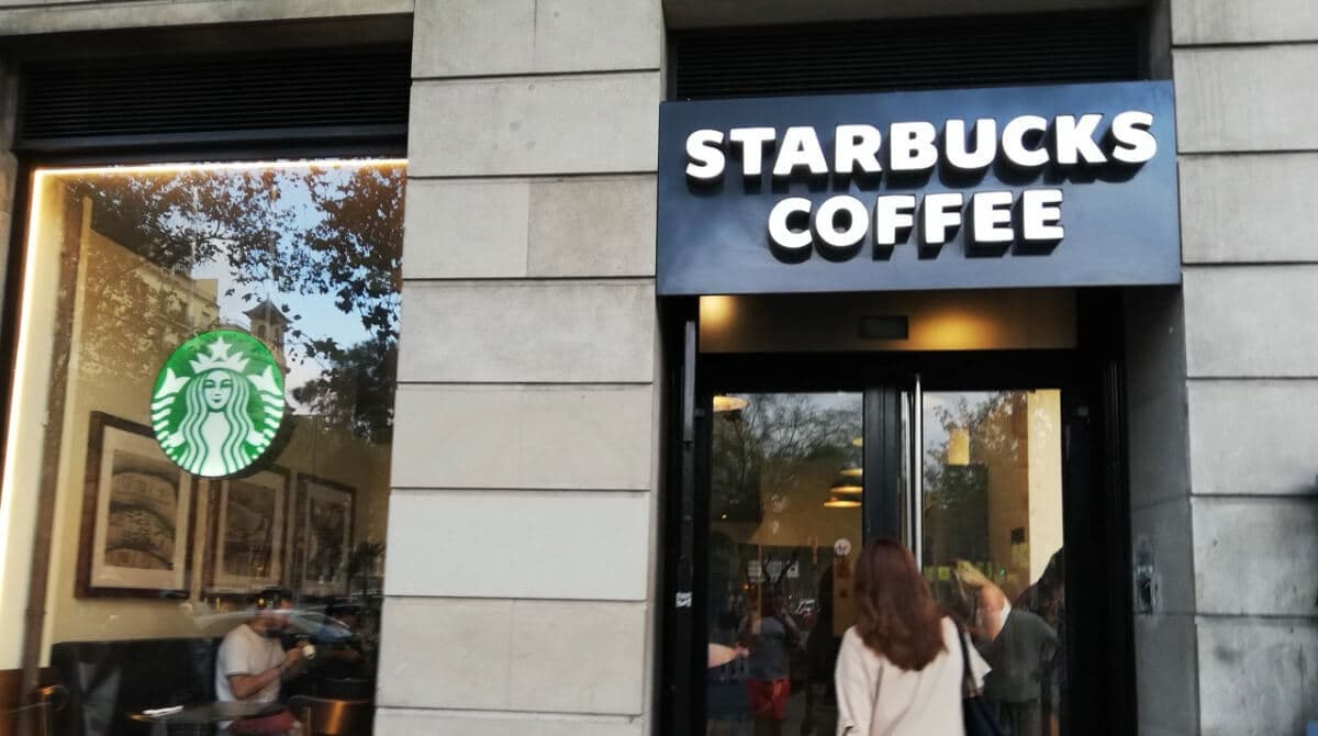 Arrancan las obras del Starbucks, de dos plantas, en la zona más céntrica de Zaragoza y con una gran incógnita