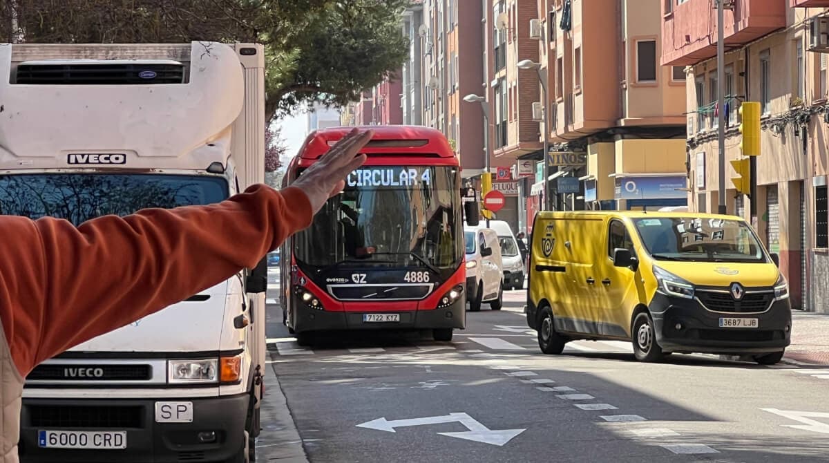 Día de estreno en los buses de Zaragoza con las Ci3 y Ci4: “llevo esperando 20 minutos en la parada”