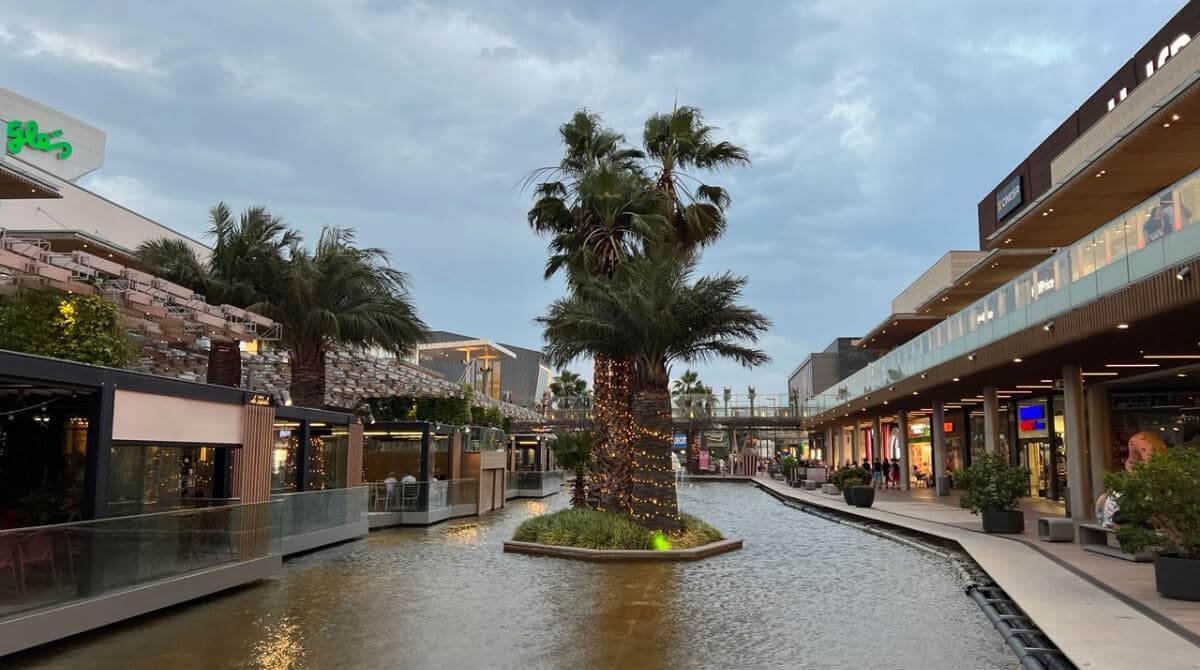 ‘Cambiazo’ de cadenas en Puerto Venecia: cierra un popular restaurante y abre otro en su lugar