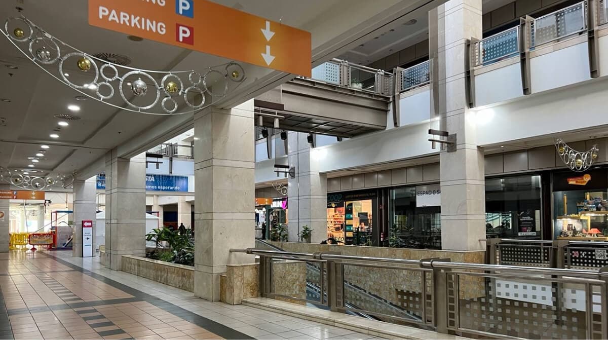 Una gran tienda cierra en el centro comercial más abandonado de Zaragoza