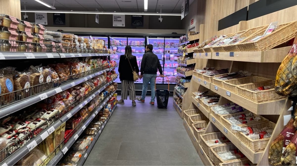 Un mercado de toda la vida cierra en Zaragoza y su transformación en supermercado divide a los vecinos