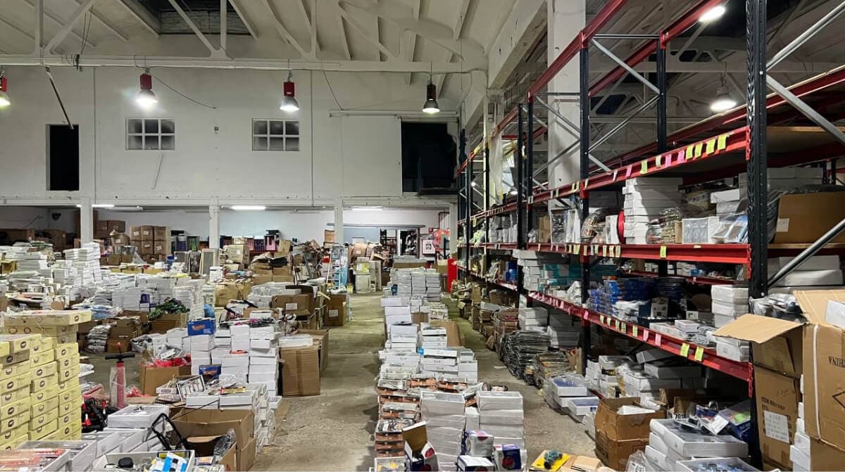 Una veterana nave rodeada de supermercados cierra y liquida miles de productos