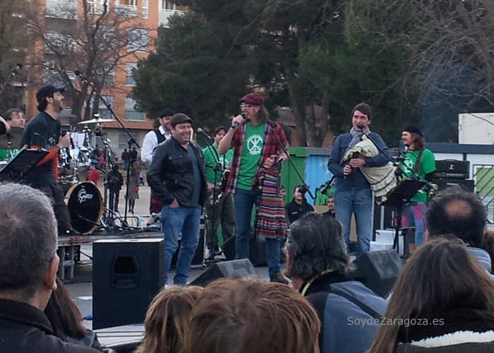 Cantan el "Cumpleaños Feliz" a Jorge Asín de OregónTV en el escenario de la Cincomarzada en el Parque Tío Jorge