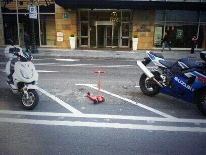 Patinete aparcado junto a las motos en El Coso