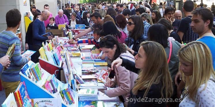 Imágenes de uno de los puestos de librerías en el Paseo Independencia durante el Día del Libro de Zaragoza.