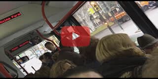 Hombre enfadado grita al conductor del autobús de Zaragoza por la huelga.