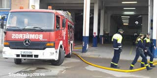 Un incendio arrasa la fábrica de Galletas Asinez en Valdefierro