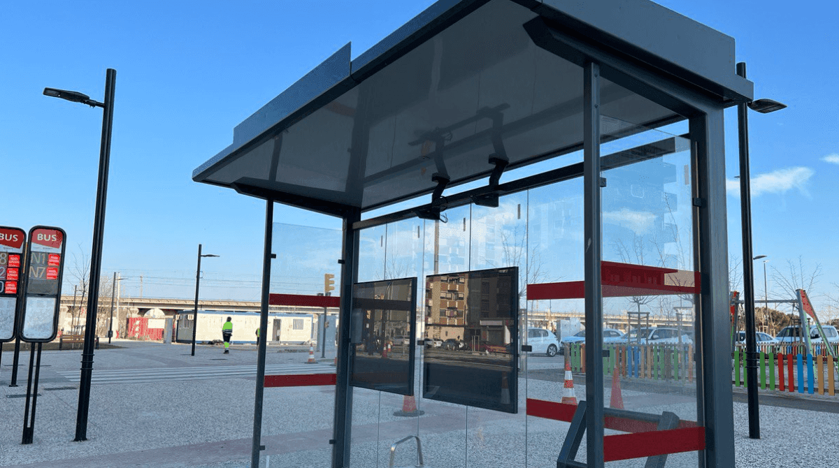 El habitual error que cometen algunos zaragozanos con un elemento desconocido de las nuevas marquesinas