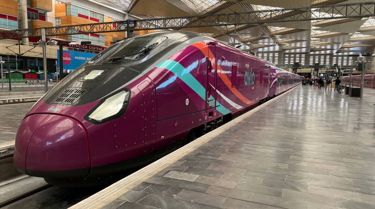 A bordo del nuevo ‘avión’ tren ‘Avril’ de Renfe desde Zaragoza: «no me esperaba viajar con gente a ambos lados»