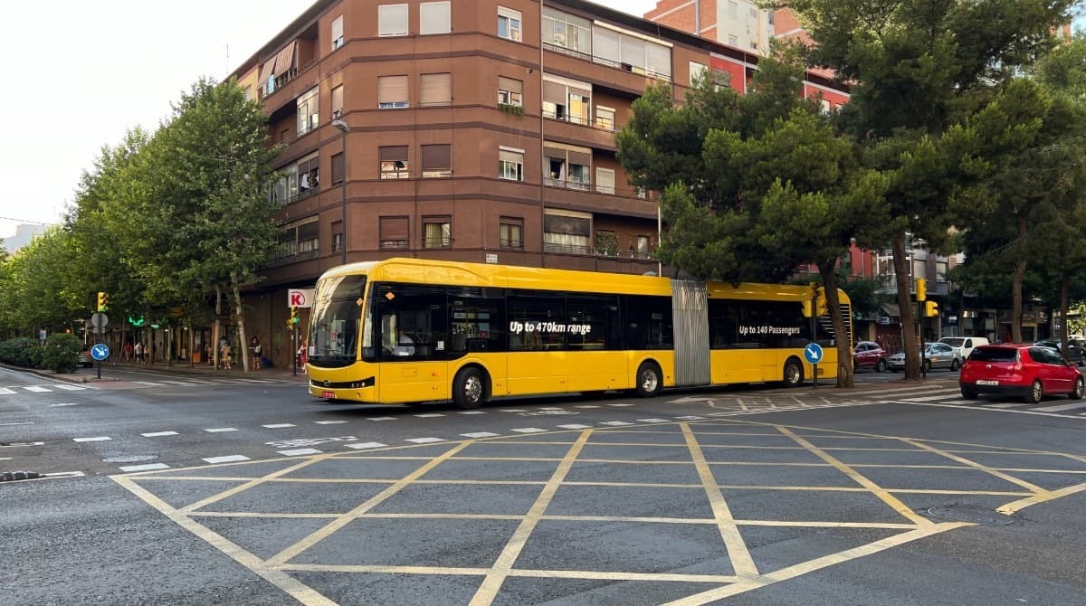 Un nuevo bus amarillo de la china BYD circula por las calles de Zaragoza