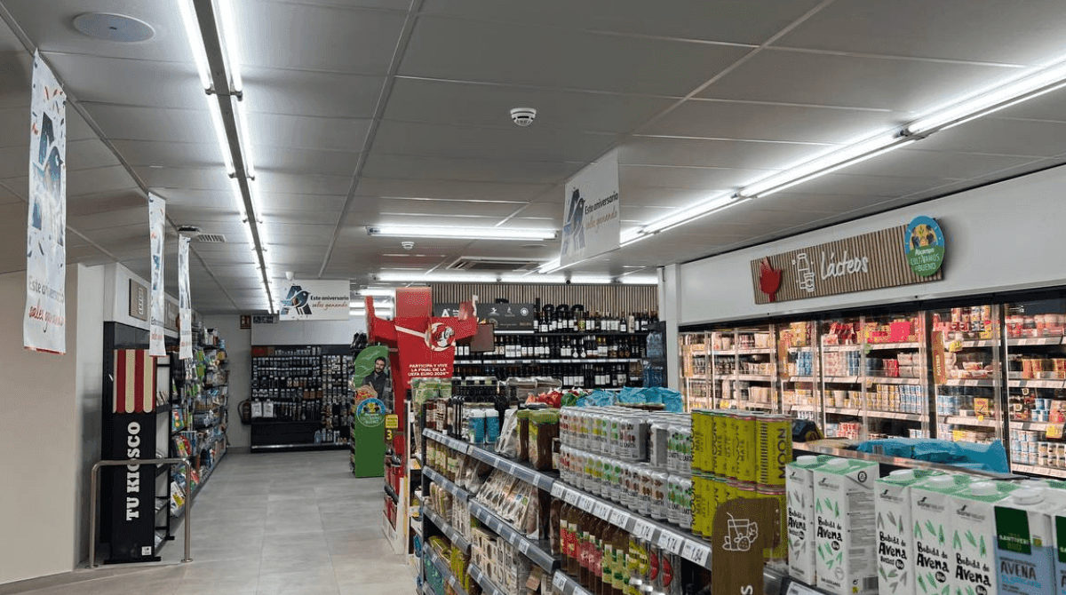 Alcampo de madrugada en la calle Santander de Zaragoza