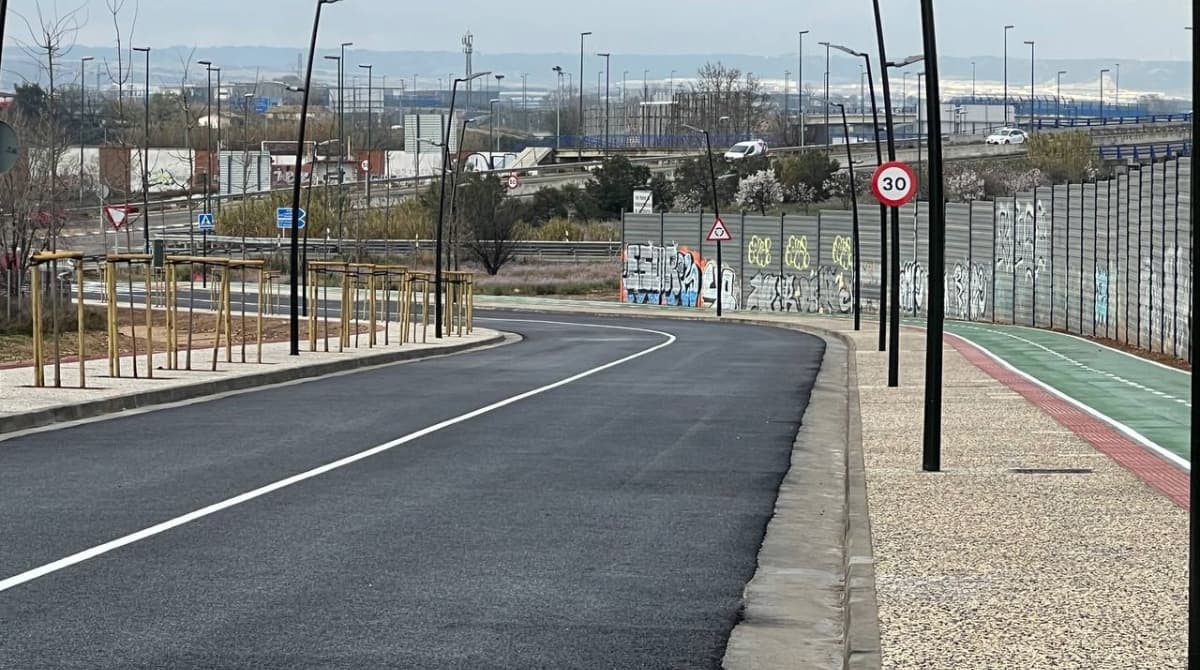 Así es la nueva avenida de Zaragoza (antes carretera del Aeropuerto), en primera fase: carril bici, aceras y un genial aspecto
