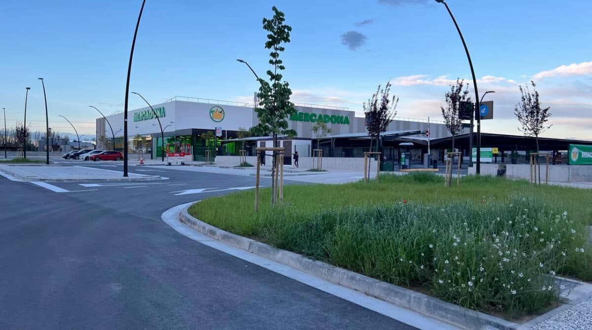 Zaragoza estrenará una moderna superficie comercial, con zona verde en la entrada, a finales de mes