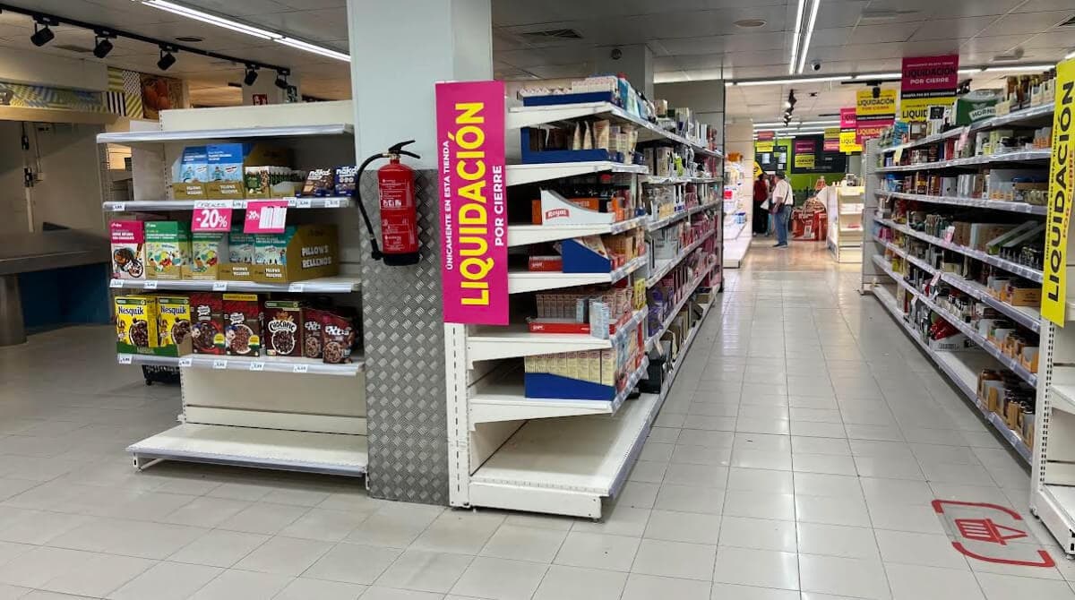 Un nuevo supermercado cierra en la zona de Goya y liquida sus productos