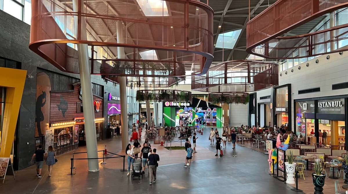 Zona de restaurantes de Puerto Venecia.