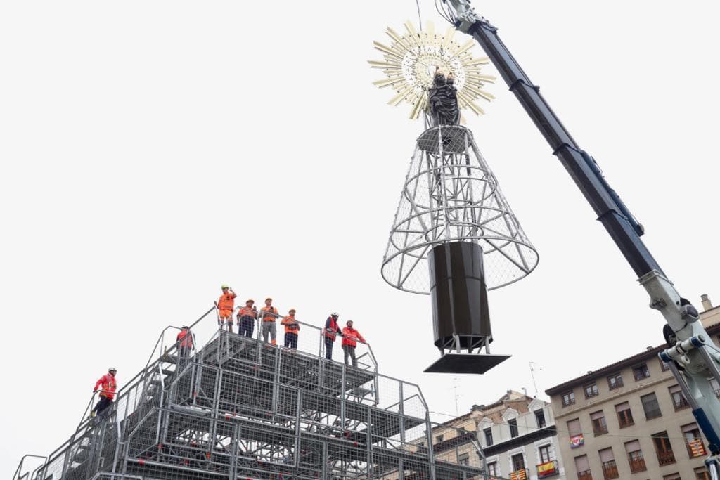 Colocación de la Virgen del Pilar 2025 en Zaragoza