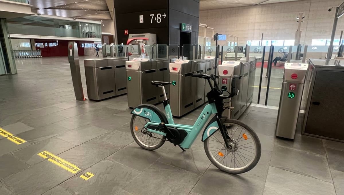 Entre alarmas, bicicletas y largas caminatas: el éxito del BiZi no habla bien del transporte de Zaragoza