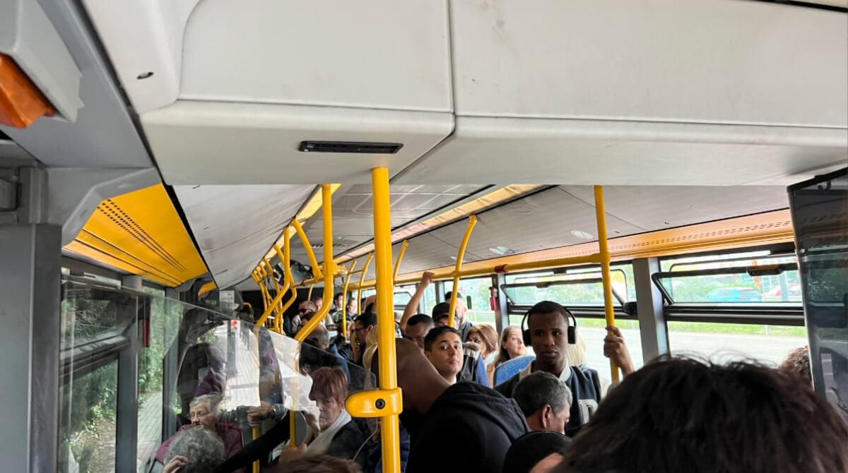 El Casetero colapsa en casi todas las horas del día: «viajamos hacinados y nadie hace nada desde hace tiempo»