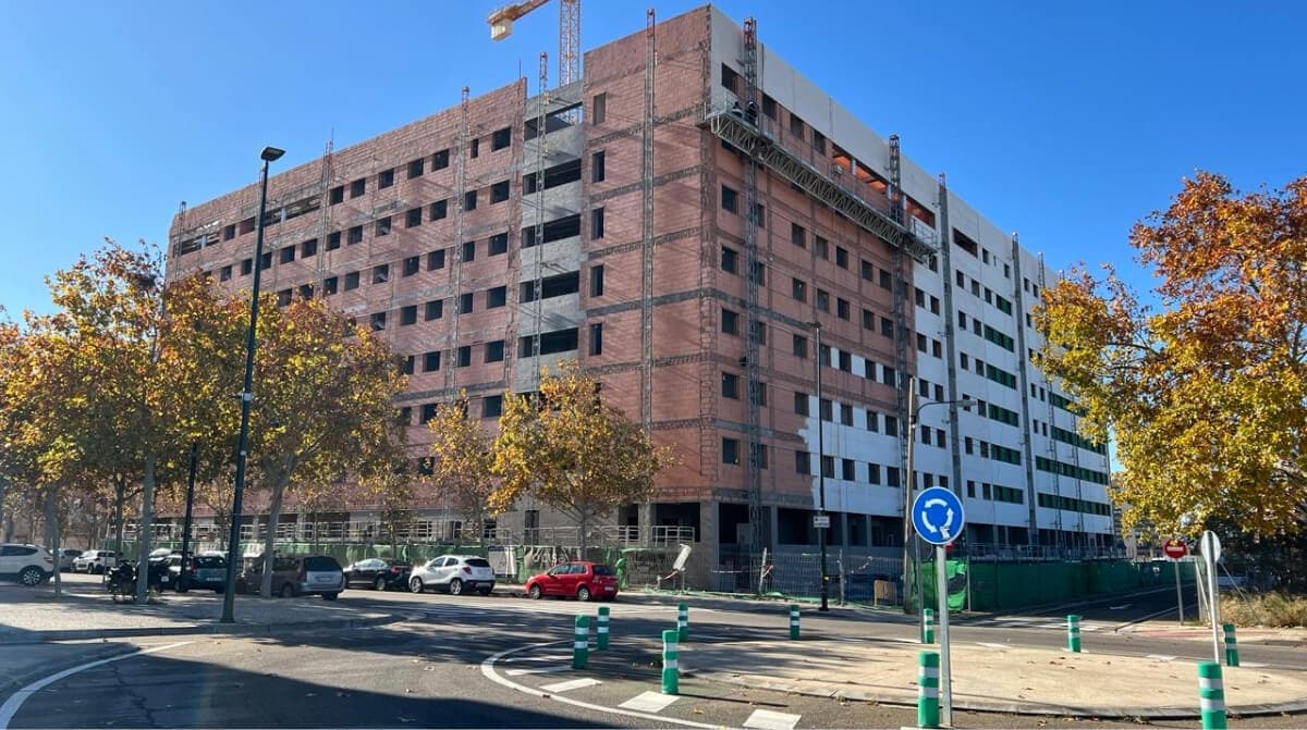De campo de fútbol olvidado a bloque de viviendas: la transformación que devuelve esperanza a una zona estigmatizada