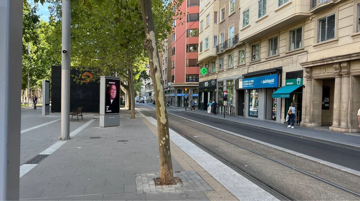Un nuevo negocio llega a una esquina céntrica de Zaragoza y junto a una parada de tranvía muy utilizada