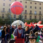 Y otro globo más pequeño llevaba a su pasajero por toda la plaza.