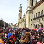 Hora y media después del pasacalles todavía seguía la fiesta en la Plaza del Pilar.