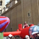 Un avión llegaba a la plaza...