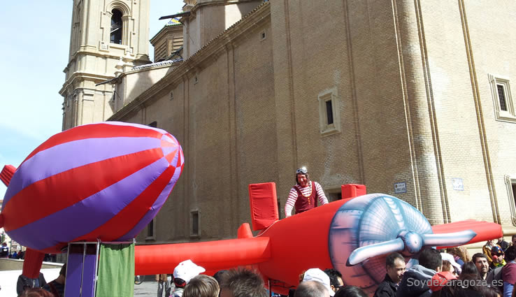 Un avión llegaba a la plaza...