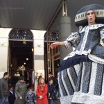 Esta menina posa junto al pasaje del comercio de Zaragoza.