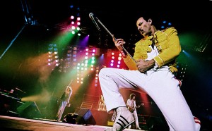 Actuación en God Save The Queen como Freddie Mercury