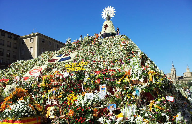 Ofrenda de Flores a la Virgen del Pilar de Zaragoza durante las Fiestas del Pilar el día 12 de Octubre.