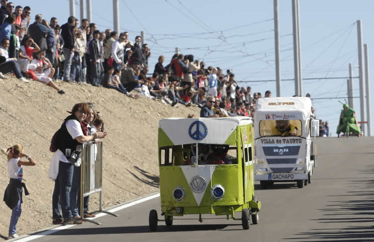 Carrera de Autos Locos en las Fiestas del Pilar de Zaragoza.