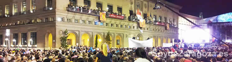 Lectura del Pregón de las Fiestas del Pilar desde el balcón del Ayuntamiento de Zaragoza.