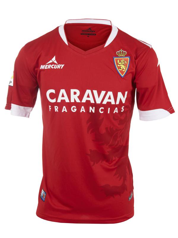 Camiseta roja de uniforme de respeto, con el león rampante en el costado