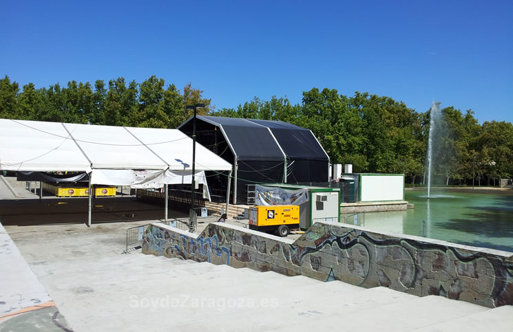 Zona del lago del Parque Delicias donde se sitúa la carpa de conciertos