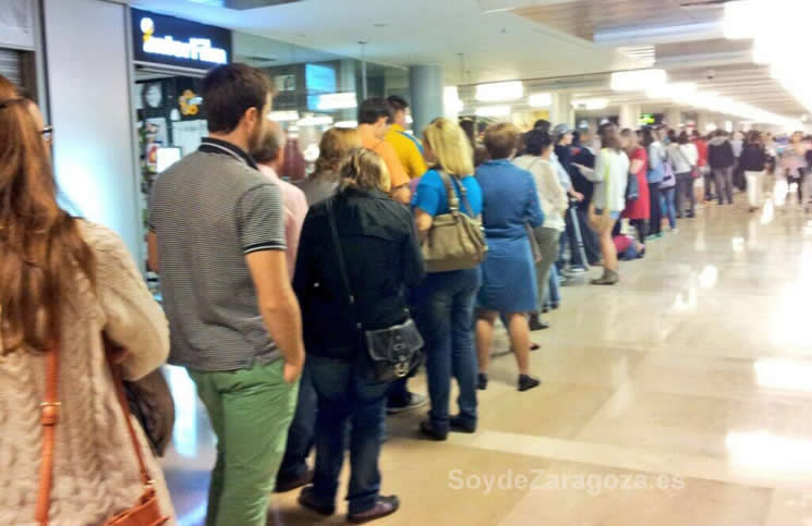 Filas para ir al cine durante la Fiesta del Cine en Zaragoza, con entradas a 2,90 euros.