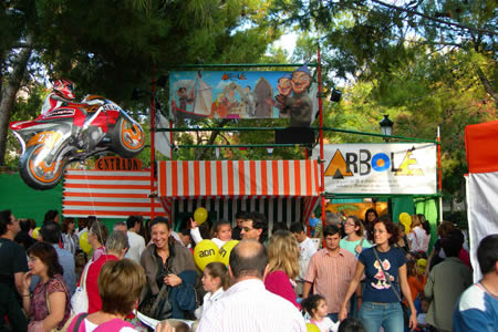 Entrada al Teatro Ambulante de marionetas en la Plaza de Los sitios