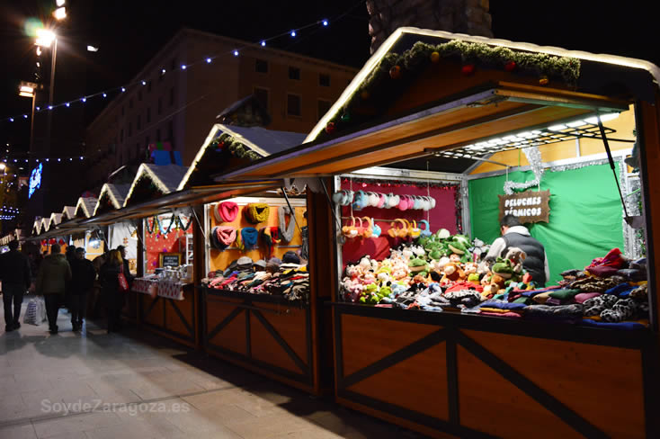 Casetas del mercadillo navideño de la Plaza del Pilar de Zaragoza en la Navidad 2023