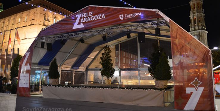 Escenario donde actuará la orquesta durante el cotillón de Nochevieja en la Plaza del Pilar de Zaragoza