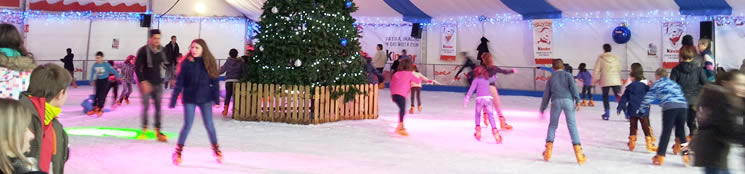 Pista de patinaje sobre hielo en la Plaza del Pilar de Zaragoza en la Navidad 2023-2024.